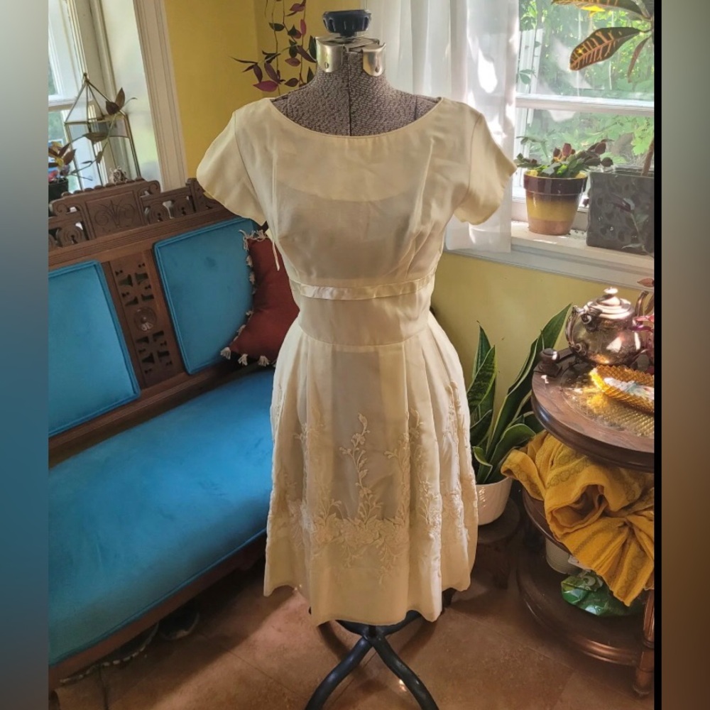 👗HOST PICK🙏Vintage 1950 Stunning Ivory Sheer overlay embroidery pleated skirtUS2